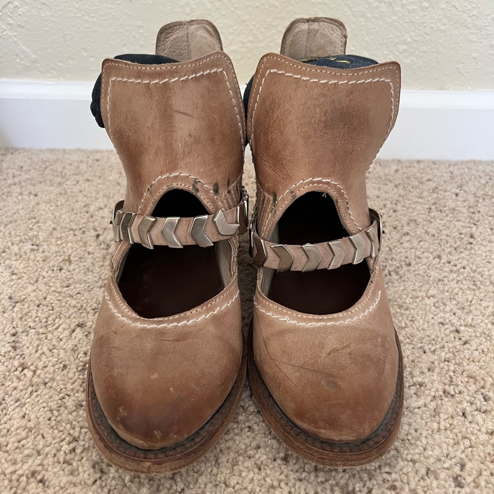 Freebird size 8 taupe blade